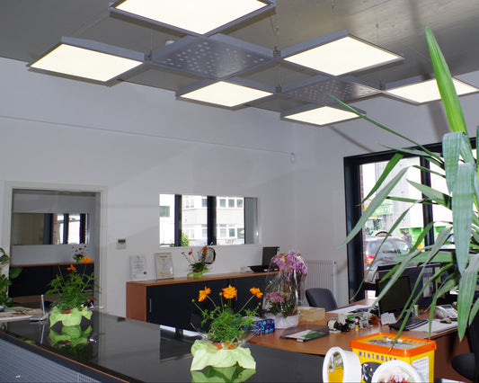Deckenkonstruktion in Pendelausführung mit Stahlrahmen zum einlegen von 6 Stück LED-Panels über eine Büroarbeitsplatz