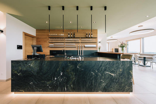 Ambient Spago Pendelleuchte in Schwarz über einer Hotelbar
