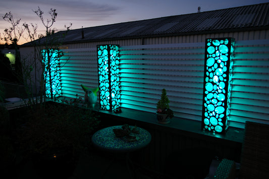 LED Gabione mit Glasbruchsteinen und Windschutz. Design von wyr-design