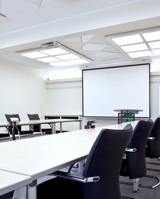 Deckenkonstruktion in Aufbaukonstruktion zum einlegen von 6 Stück LED-Panels über eine Konferenztisch