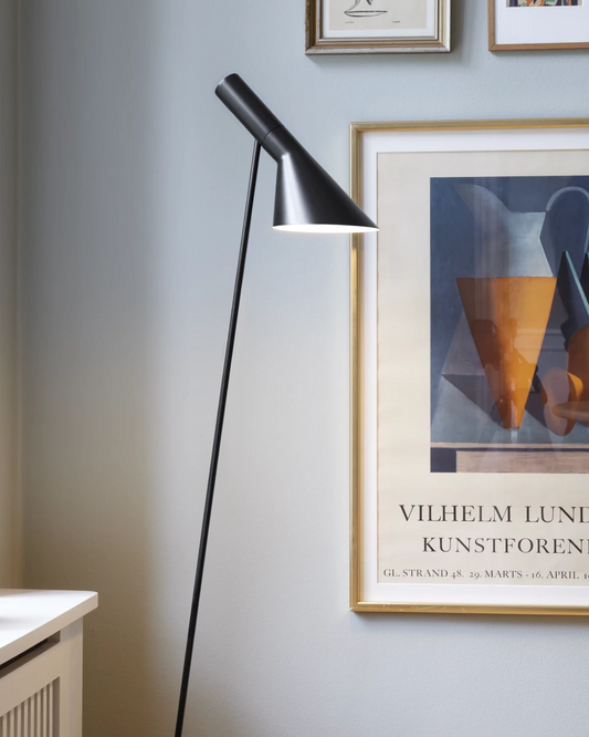 AJ Stehleuchte Louis Poulsen schwarze Stehlampe mit ausgerichtetem Lampenschirm