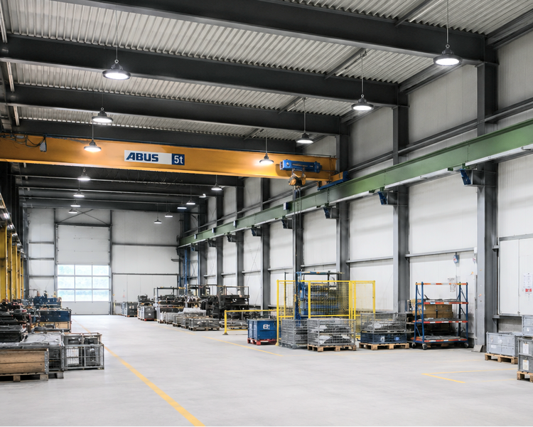 Industrie Lagerhalle mit Pendelleuchten Merkur