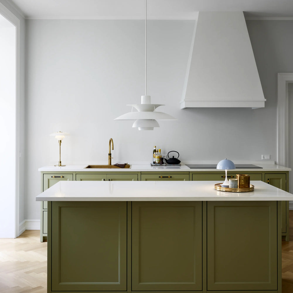 Pendelleuchte PH 5 in weiß von  Louis Poulsen über einer Kücheninsel