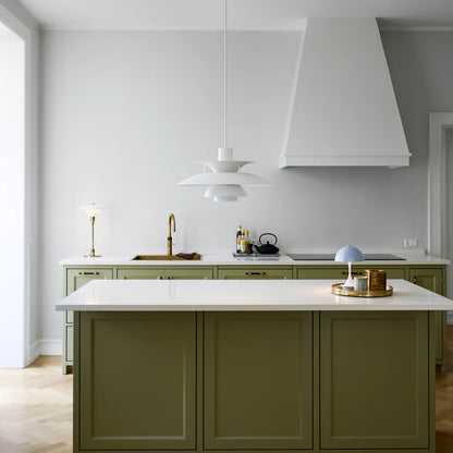 Pendelleuchte PH 5 in weiß von  Louis Poulsen über einer Kücheninsel