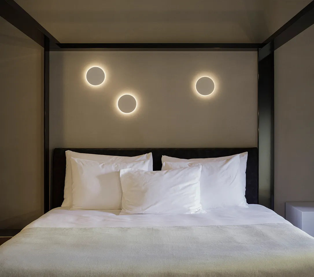 Dot Wandleuchte4675 in von Vibia an einer Wand über einem Bett