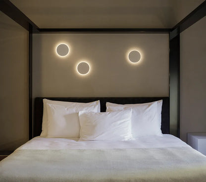 Dot Wandleuchte4675 in von Vibia an einer Wand über einem Bett