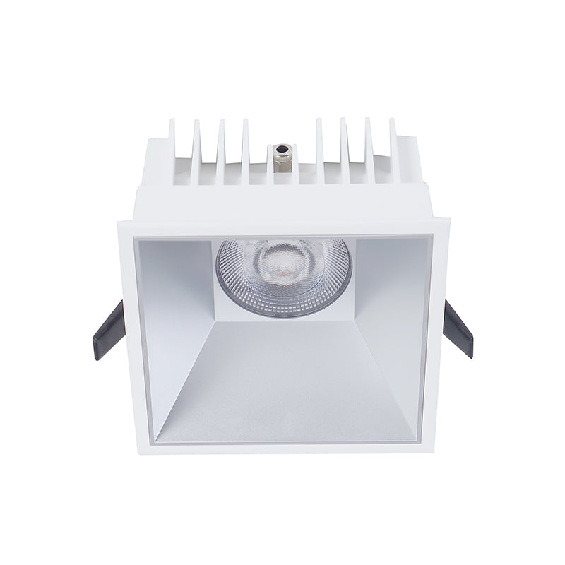 Einbaudownlight FOCO-Q mit weißem Gehäuse und silbernem Reflektor