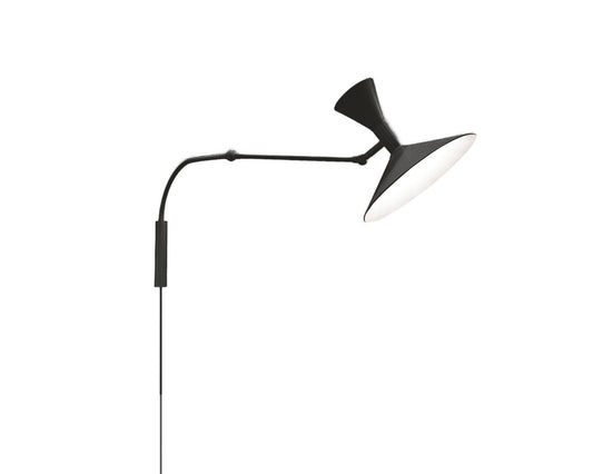 Schwenkbare Wandleuchte Lamp de Marseille Mini von Nemo Lighting in Schwarz auf weißem Hintegrund