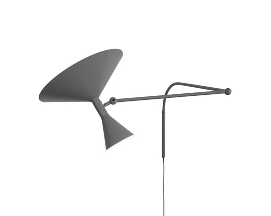 Schwenkbare Wandleuchte Lamp de Marseille von Nemo Lighting in Grau auf weißem Hintegrund