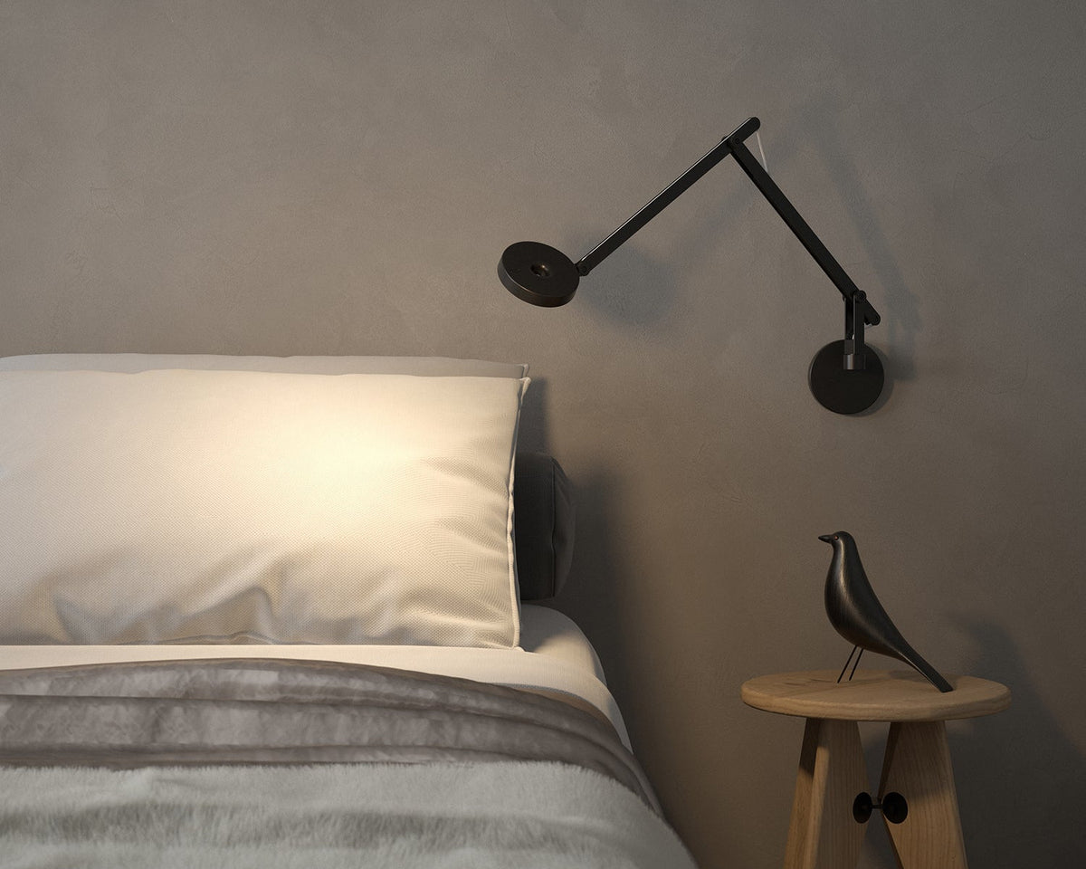 String Wandleuchte H0 in Schwarz als Leseleuchte neben einem Bett an der Wand