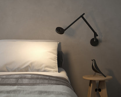 String Wandleuchte H0 in Schwarz als Leseleuchte neben einem Bett an der Wand