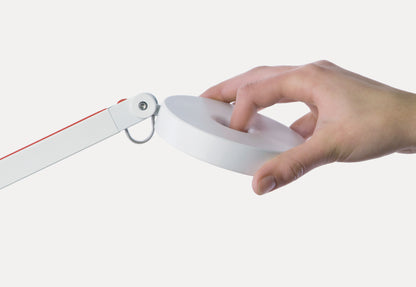 Detaildarstellung der String Leuchte von Rotaliana wo eine Hand den Leuchtkopft berührt