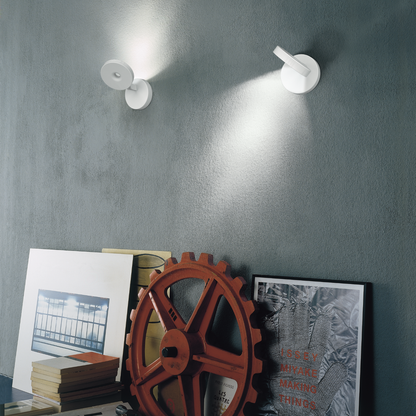 Wandleuchte String H0 in Weiß auf einer Wand über einer Bildersammlung montiert