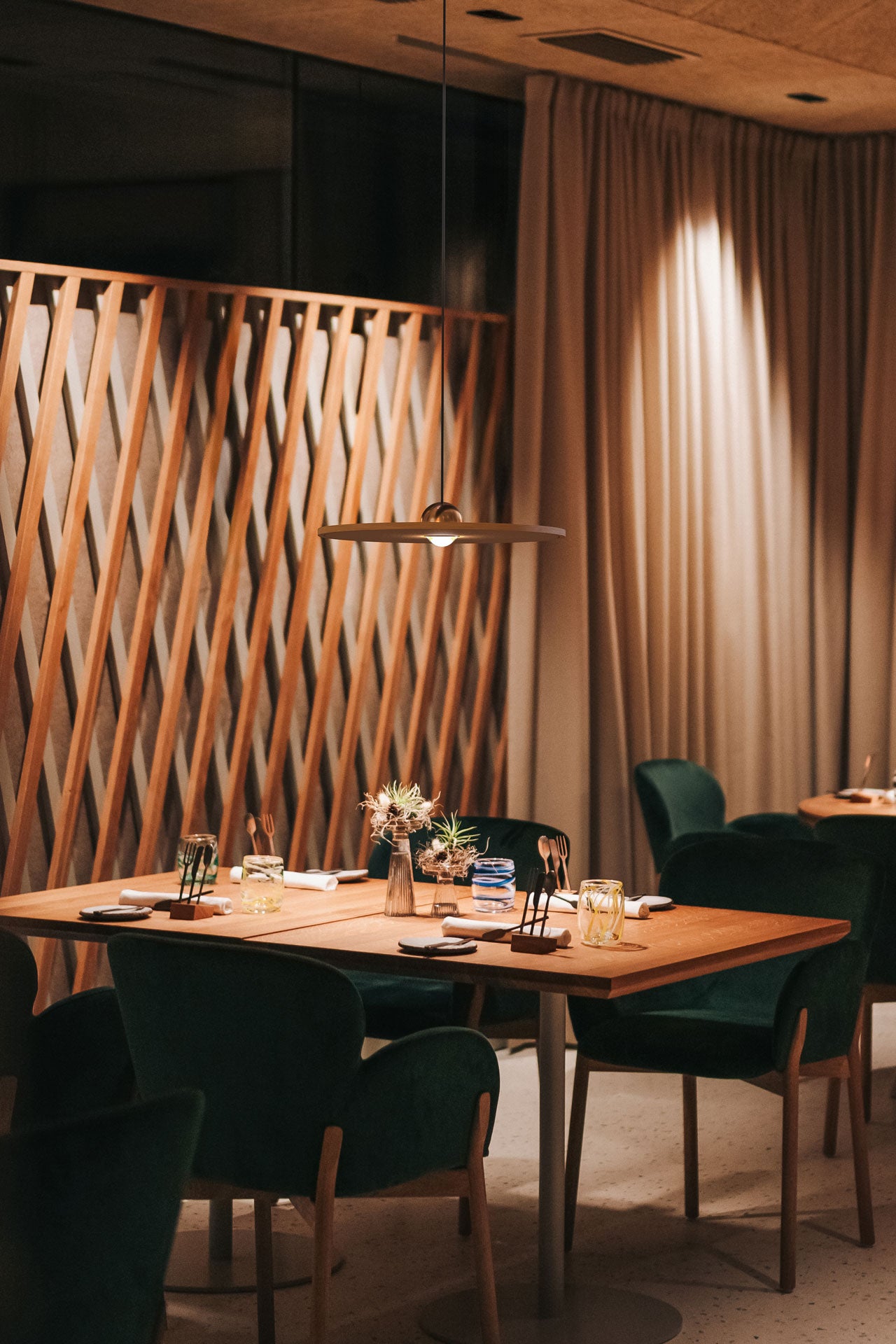 Akustik Pendelleuchte Cleo Silent von DLS Lighting in einem Restaurant