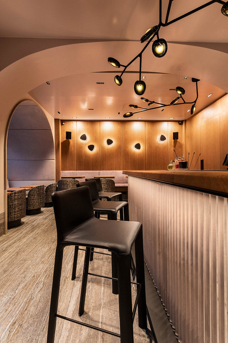 Wandleuchte Orbit 4 von DLS Lighting in einer Bar an der Wand