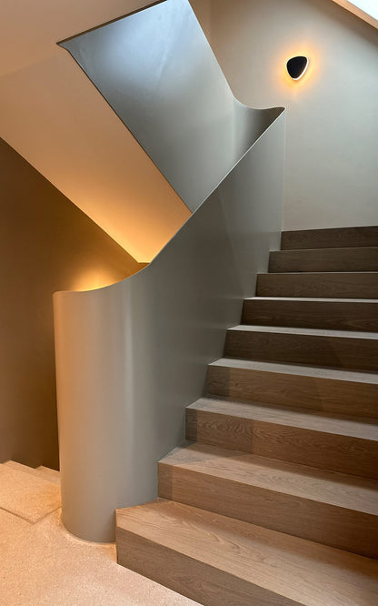 Wandleuchte Orbit 4 von DLS Lighting in Schwarz in einem Treppenhaus