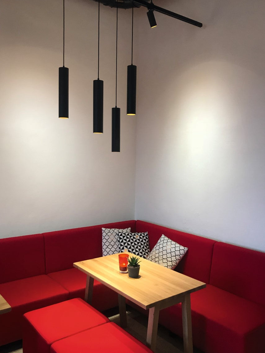 4 Stück Pendelleuchte Bali von DLS Lighting über einem Tisch