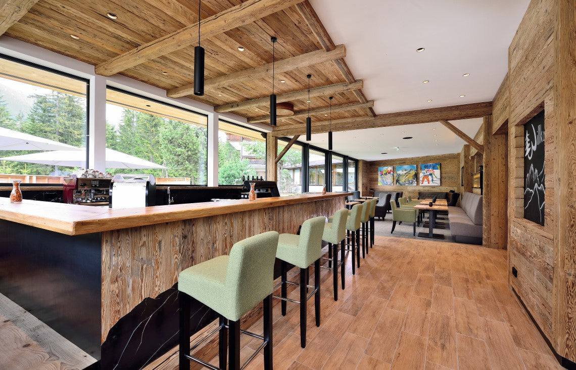 Pendelleuchte Bali von DLS Lighting über einer Bar