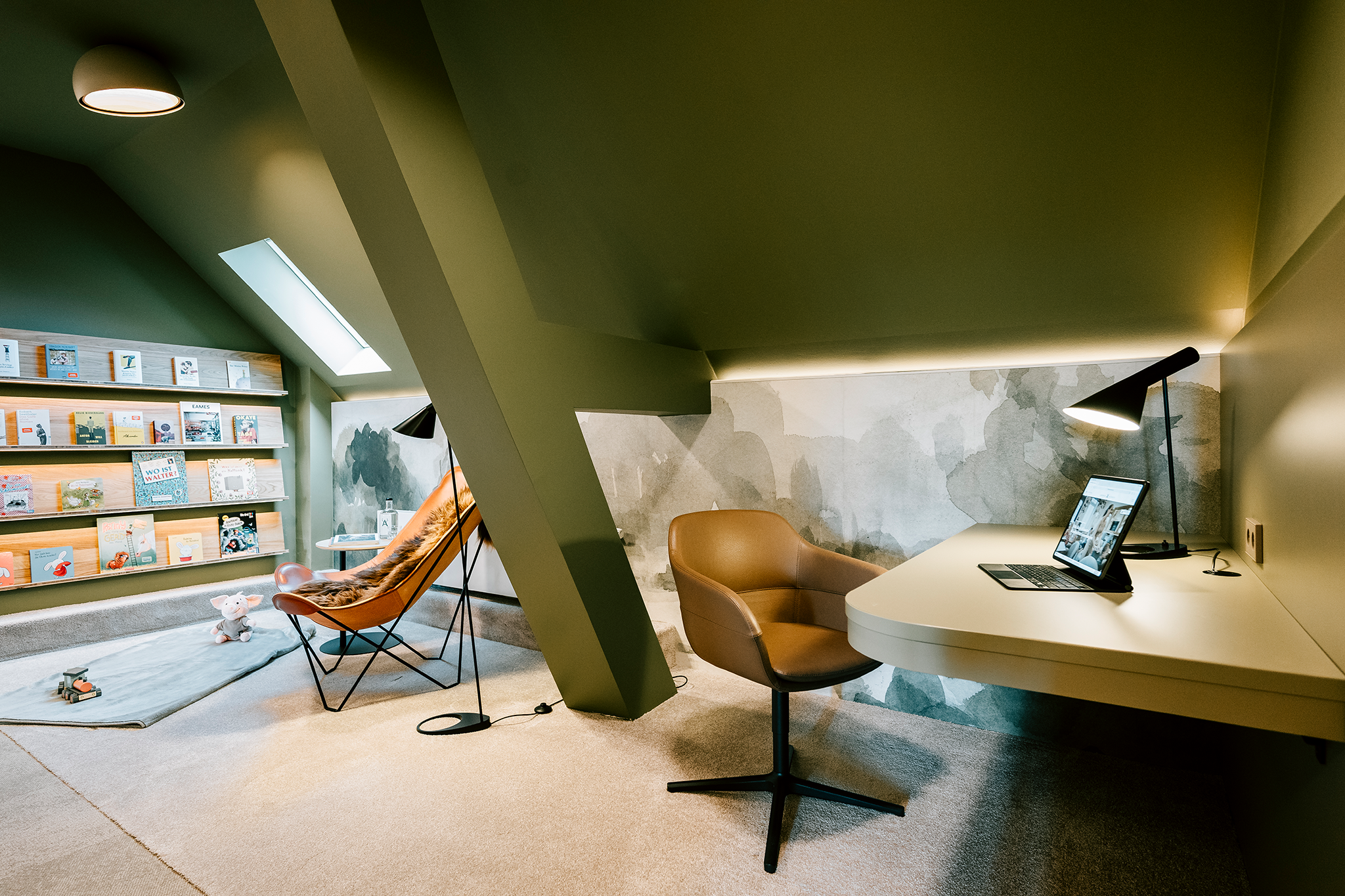 Leseecke Hotel Averbeck mit Louis Poulsen Leuchte AJ Tischleuchte und AJ Stehleuchte sowie VIBIA Duo Petra 4879