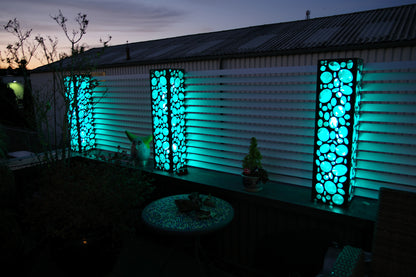 LED Gabione mit Glasbruchsteinen und Windschutz. Design von wyr-design