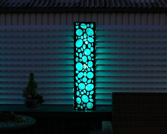 Gabione mit LED Beleuchtung und Glasbruchsteinen sowie Windschutzlamellen