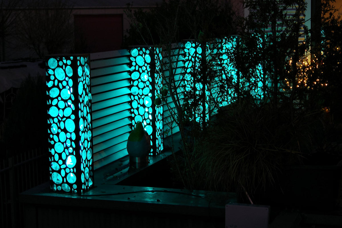 Glasbruchsteinen in einer Lichtgabione inklusive Windschutzelemente. Design von wyr-design