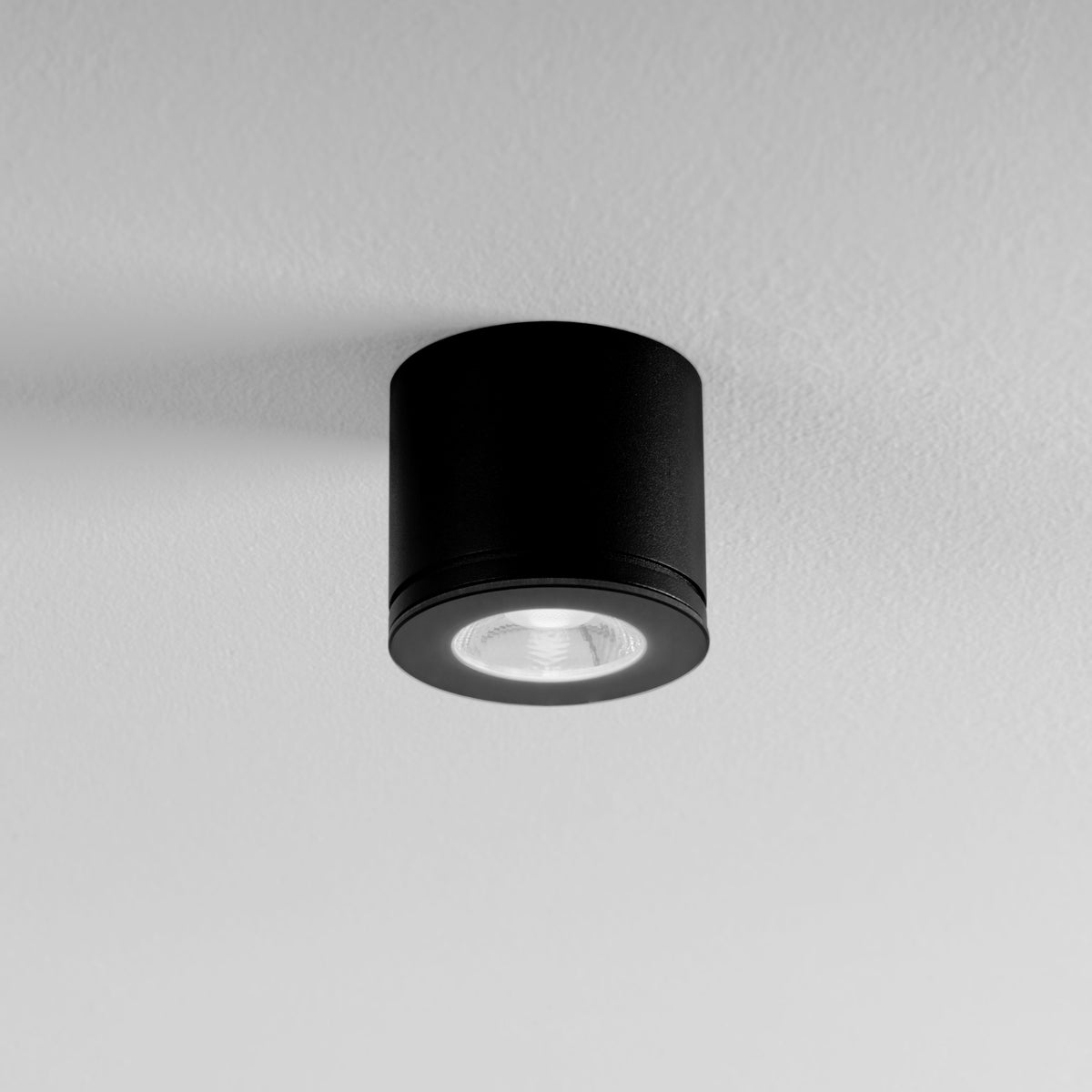Newton Deckenleuchte hoch in Schwarz von DLS Lighting 