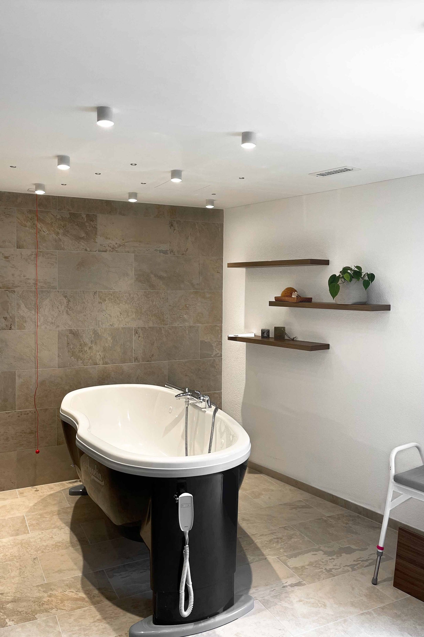 Newton Deckenleuchte in Weiß von DLS Lighting über einer Badewanne