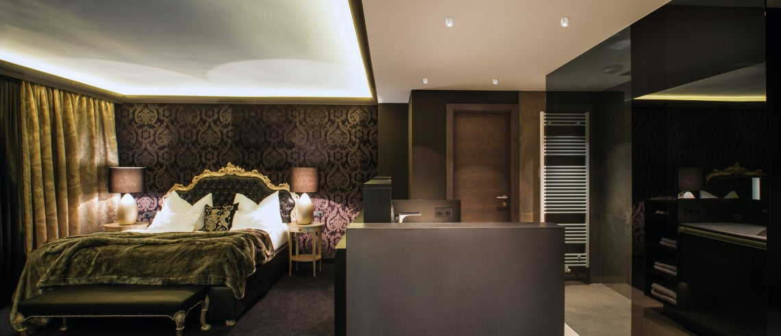 Newton Deckenleuchte in Weiß von DLS Lighting in einem Masterbedroom