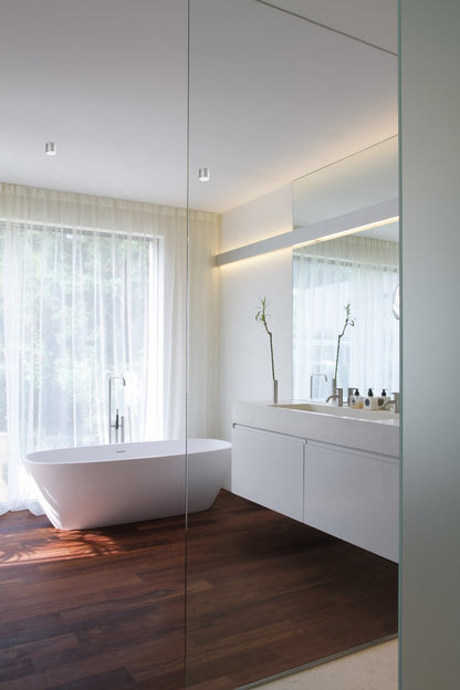 Newton Deckenleuchte von DLS Lighting in einem Badezimmer