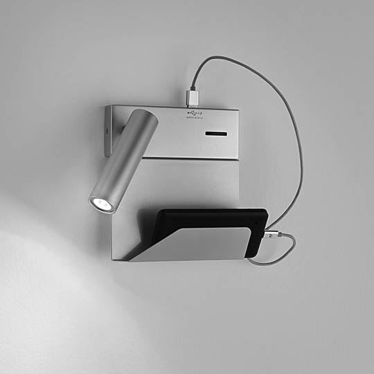 Wandleuchte Rona von DLS Lighting in silber mit Handy zum Laden