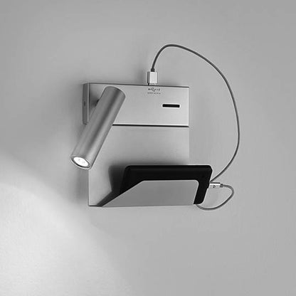 Wandleuchte Rona von DLS Lighting in silber mit Handy zum Laden