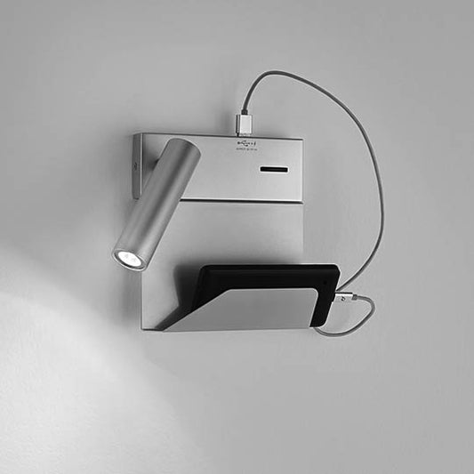 Wandleuchte Rona von DLS Lighting in silber mit Handy zum Laden