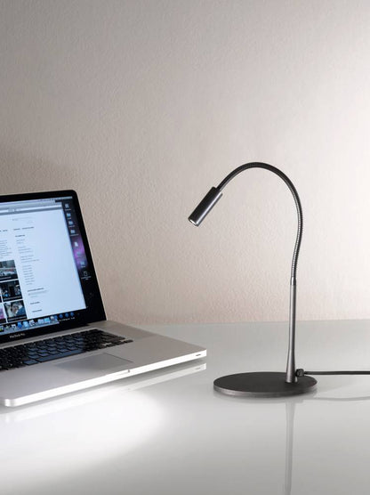 Zoom Tischleuchte von DLS Lighting vor einem Laptop